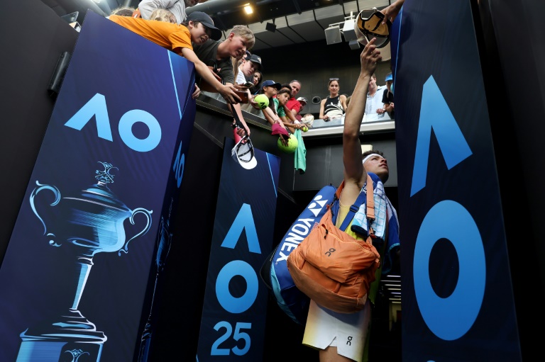 L'Américain Ben Shelton signe des autographes après son match contre le Français Gaël Monfils à l'Open d'Australie à Melbourne, le 20 janvier 2025