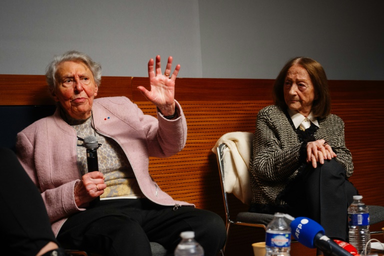 Yvette Lévy (g) et Judith Helkan Hervé (d), survivantes de l'Holocauste, assistent à une cérémonie marquant le 80e anniversaire de la libération des camps de concentration et d'extermination en Europe au Musée du Mémorial de la Shoah à Paris, le 19 janvier 2025