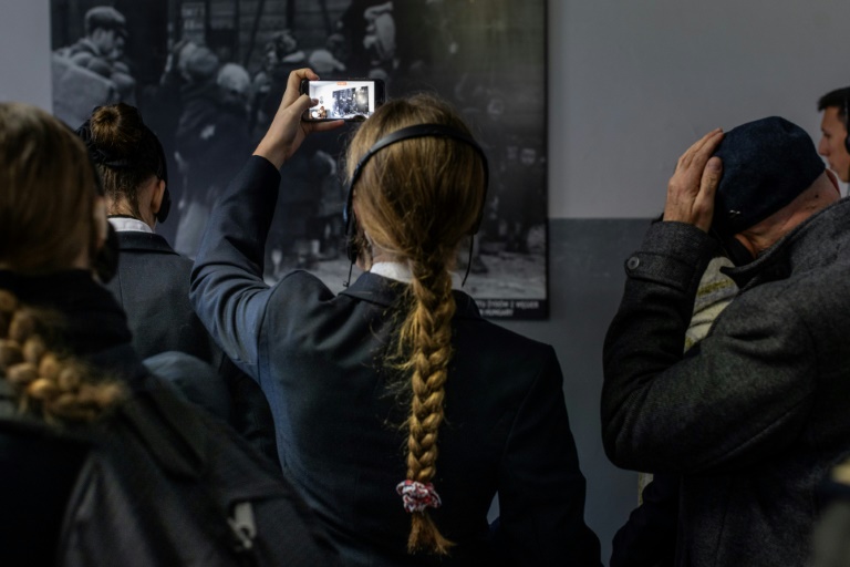 Un groupe de lycéens français au musée du camp d'extermination d'Auschwitz-Birkenau, le 5 décembre 2024 en Pologne