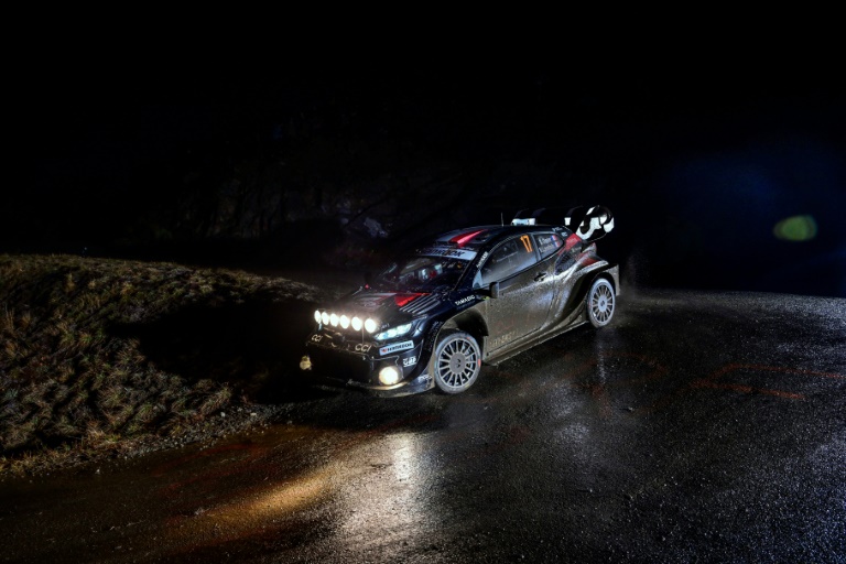 La Toyota de Sébastien Ogier durant la 16e spéciale du rallye Monte-Carlo entre Avançon et Notre-Dame Du Laus dimanche matin.