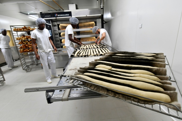 Des détenus préparent des baguettes dans une boulangerie installée au Centre de détention de Châteaudun, le 8 janvier 2025 en Eure-et-Loire