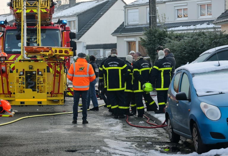 Les pompiers devant la maison incendiée à Wingles, dans le Pas-de-Calais, le 13 janvier 2025