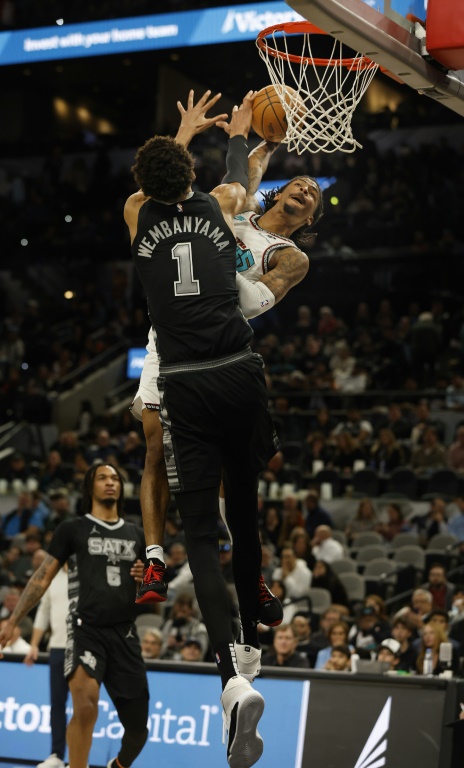 Ja Morant, des Memphis Grizzlies,  au dunk face à Victor Wembanyama, lors d'un match de saison régulière de NBA à San Antonio, le 15 janvier 2025