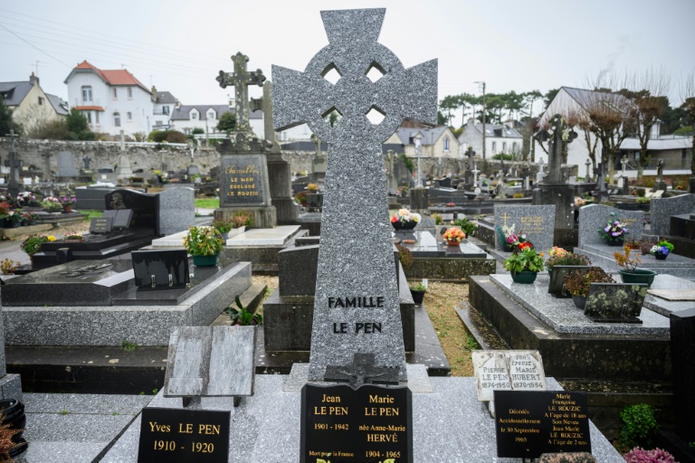 Le caveau de la famille Le Pen dans le cimetière de La Trinité-sur-Mer, dans le Morbihan, le 7 janvier 2025