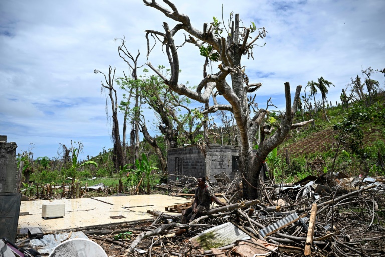 Un homme est assis au milieu des débris après le passage du cyclone Chido dans le village de Bandraboua, à Mayotte, le 4 janvier 2025