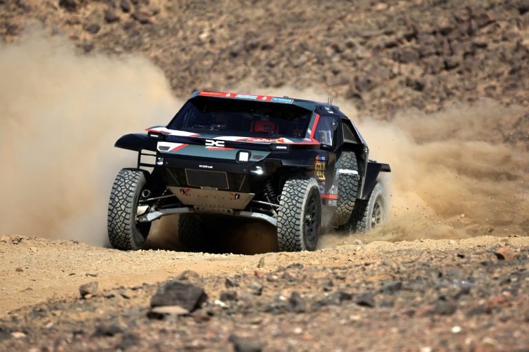 La voiture du Français Sébastien Loeb lors du prologue du Daker, le 3 janvier 2025 à Bisha en Arabie saoudite