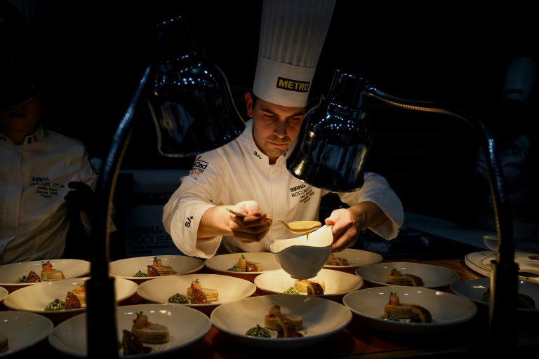 Le chef français Paul Marcon participe au concours du Bocuse d'Or 2025 à Chassieu, près de Lyon, le 27 janvier 2025