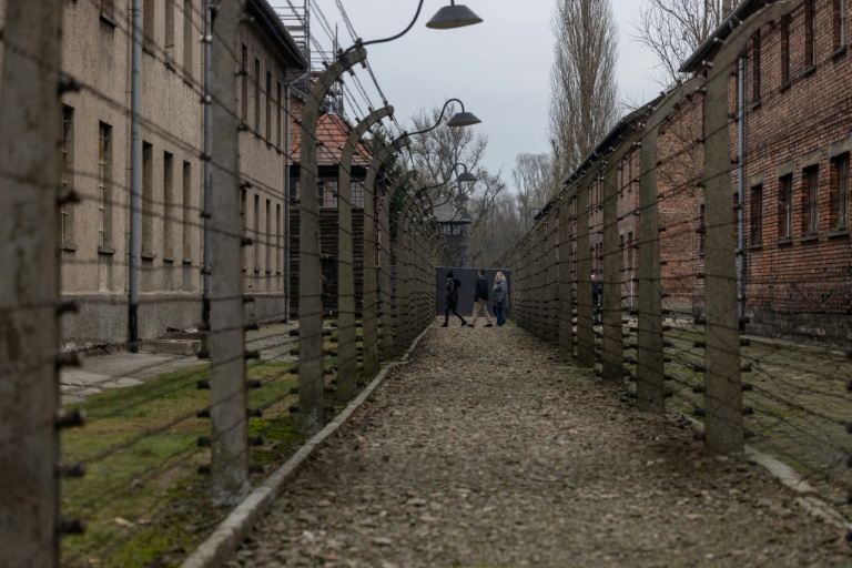 Un groupe de lycéens français sur le site du camp de concentration d'Auschwitz-Birkenau, le 5 décembre 2024 en Pologne