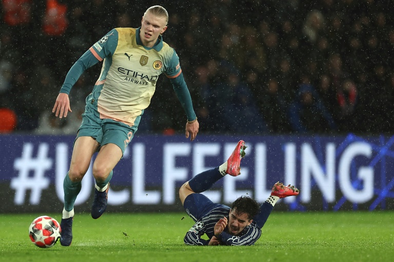 L'attaquant norvégien de Manchester City Erling Haaland (g) lors de la rencontre de Ligue des champions face au Paris Saint-Germain, perdue 4-2), le 22 janvier 2025 au Parc des Princes