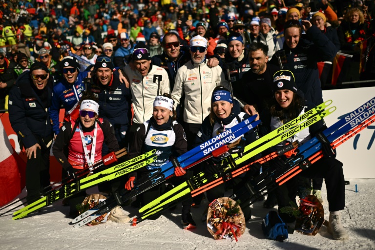 L'équipe de France autour de Lou Jeanmonnot après sa victoire dans la poursuite d'Antholz-Anterselva le 25 janvier 2025