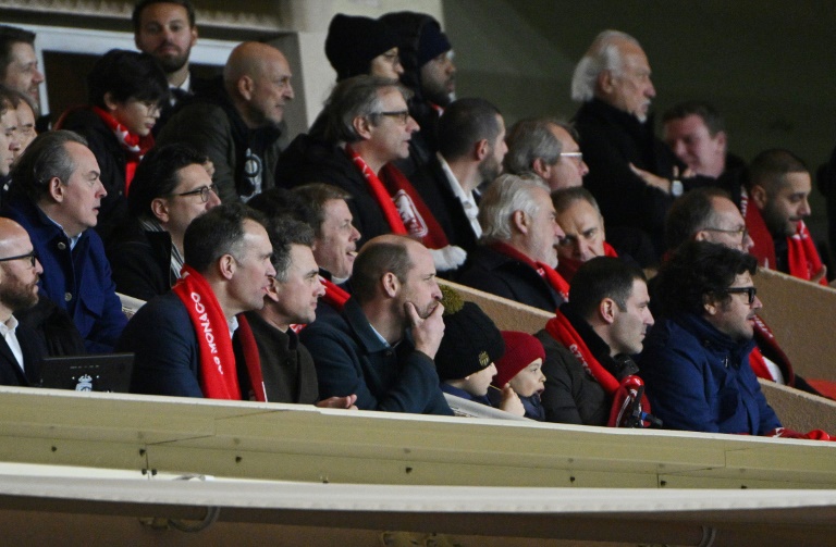 Le Prince William (au centre) était venu assister à la rencontre de Ligue des champions entre Monaco et Aston Villa mardi, au Stade Louis II de Monaco.