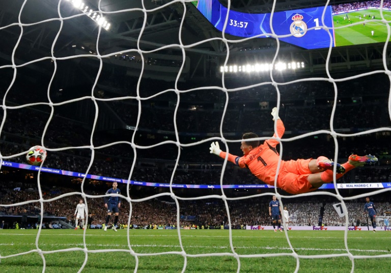 Le gardien de Salzbourg Janis Blaswich est battu par le tir de  Rodrygo, qui marque le deuxième but du Real mercredi en Ligue des champions au stade Santiago Bernabeu de Madrid.