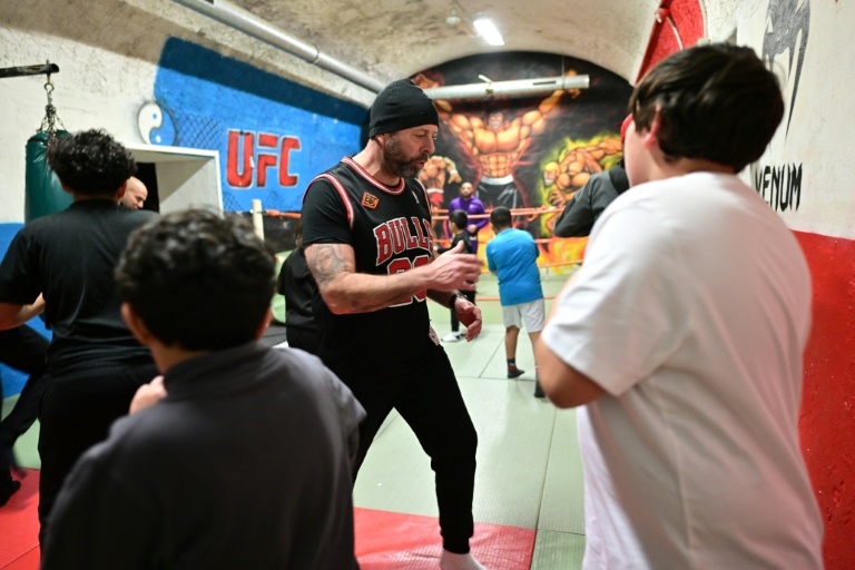 Des enfants du quartier de Saint-Henri lors d'un entraînement de boxe à Marseille le 13 janvier 2025