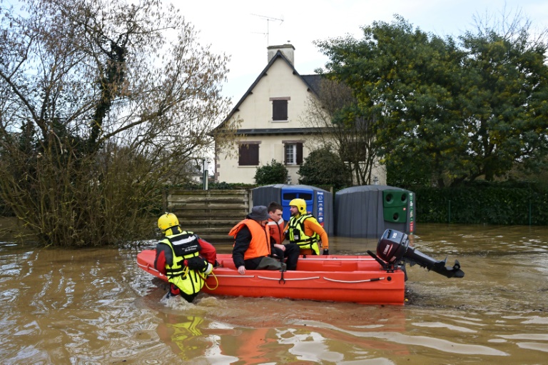 Des pompiers procèdent à une évacuation  d'habitants à Guipry-Messac, le 27 janvier 2025 après les fortes précipitations