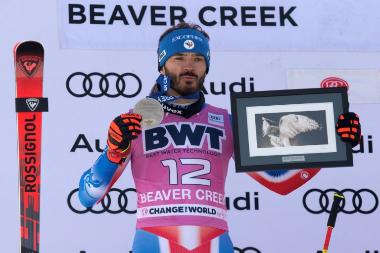 Le Français Cyprien Sarrazin sur le podium après sa deuxième place lors du Super-G de Beaver Creek (Colorado), le 7 décembre 2024