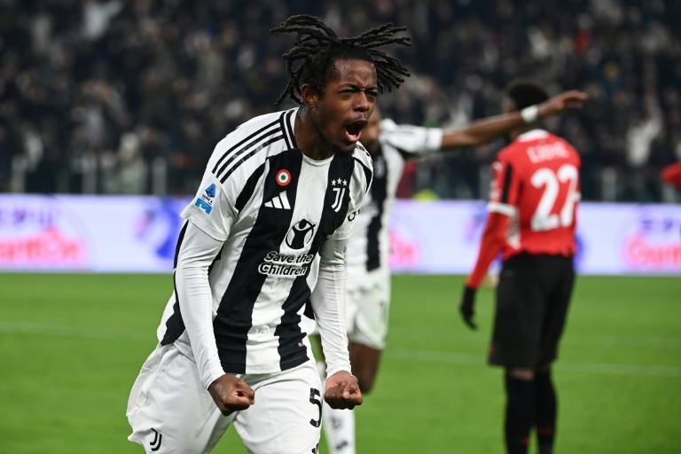 L'attaquant de la Juventus Samuel Mbangula après avoir inscrit le premier but de son équipe face à l'AC MIlan lors de la 21ème journée du Championnat d'Italie le 18 janvier 2025 à Turin