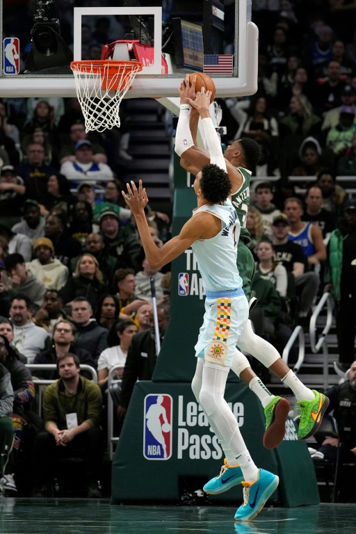 Le Français Victor Wembanyama (#1) et le Grec Giannis Antetokounmpo (#34) à la lutte lors du match entre les Spurs et les Bucks, le 8 janvier 2025 à Milwaukee