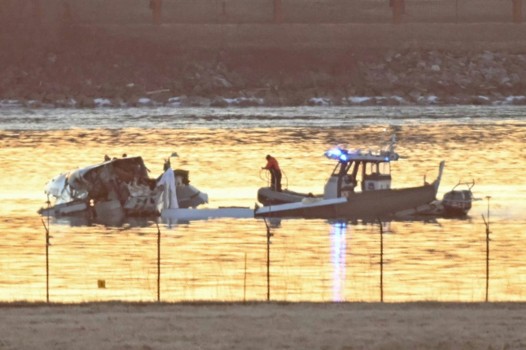 Opération de recherches dans le fleuve Potomac près de Washington après le crash d'un avion entré en collision avec un hélicoptère militaire, le 30 janvier 2025