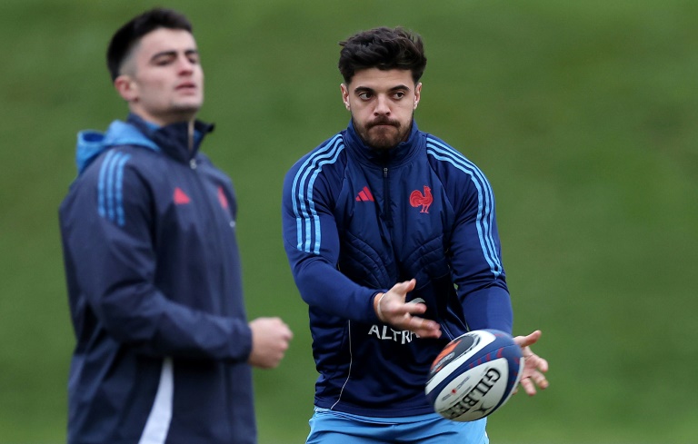 Le demi d'ouverture du XV de France, Romain Ntamack, lors d'un entraînement à Marcoussis, au sud de Paris, le 26 janvier 2025