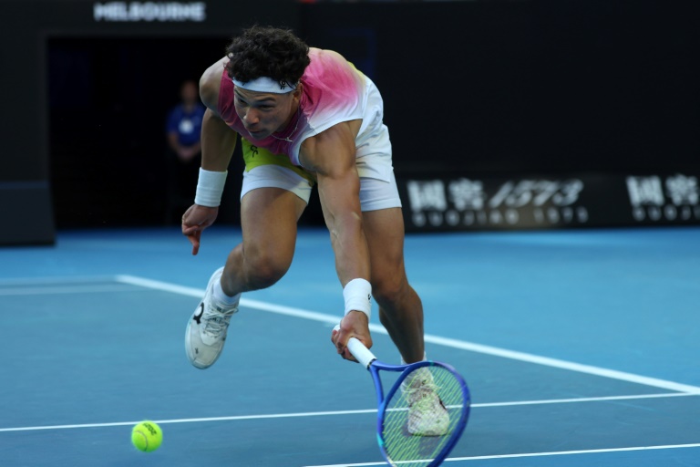 L'Américain Ben Shelton en quart de finale de l'Open d'Australie contre l'Italien Lorenzo Sonego le 22 janvier 2025 à Melbourne