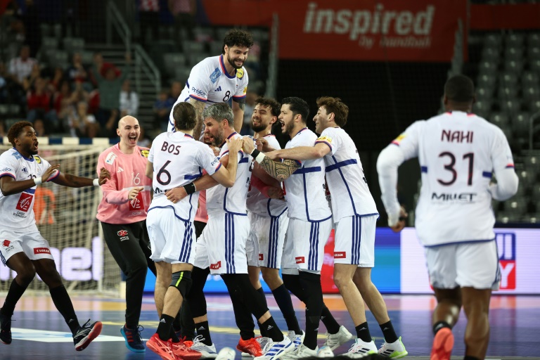 La joie des handballeurs français après leur victoire sur le fil face à l'Egypte (34-33) en quart de finale du Mondial, le 28 janvier 2025 à Zagreb