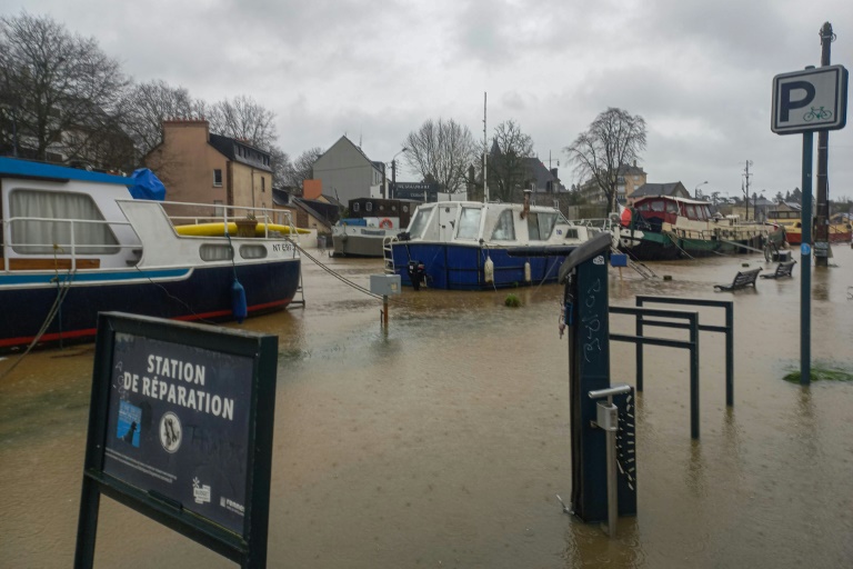 Des bateaux après une crue de l'Ille au passage de la dépression Herminia, le 26 janvier 2025 à Rennes