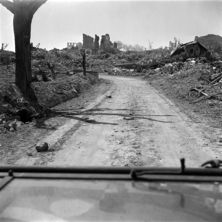 Une rue de Royan, en Charente-Maritime, vue d'une jeep alliée, en avril 1945