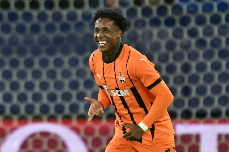 L'attaquant brésilien du Shakhtar Donetsk Kevin Macedo célèbre son but contre Brest en Ligue des champions, mercredi à Gelsenkirchen en Allemagne.