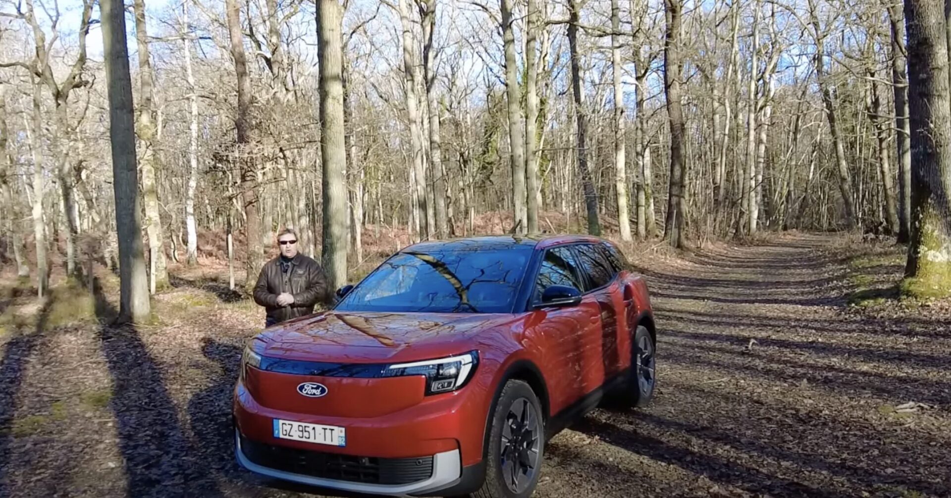 Le Ford Explorer, deuxième modèle 100 % électrique de la marque après la Mustang Mach-E, marque une étape importante pour le constructeur américain. Conçu pour le marché européen et fabriqué en Allemagne, ce SUV combine caractère, confort et performances sur la base technique MEB de Volkswagen.