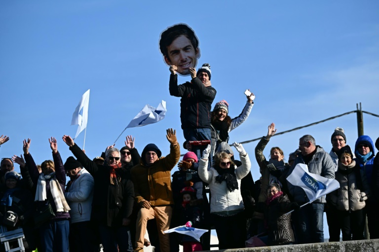 Le public accueille Charlie Dalin, vainqueur de la 10e édition du Vendée Globe, le 14 janvier 2025 aux Sables-d'Olonne