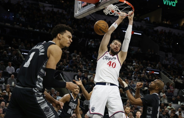 Ivica Zubac marque un panier malgré Victor Wembanyama lors du match NBA entre les Clippers et les Spurs, le 29 janvier 2025 à San Antonio