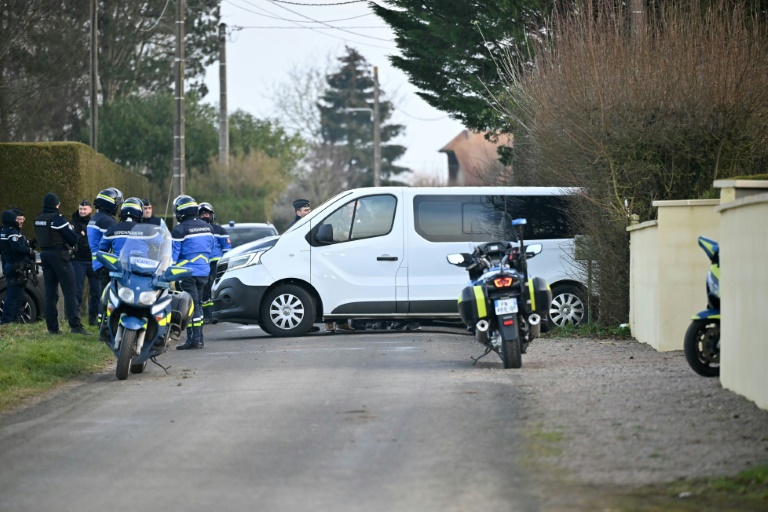 Une escorte de gendarmes lors du déplacement de Monique Olivier à Saint-Christophe-le-Jajolet, dans l'Orne, sur les lieux de l'ancien domicile de Lydie Logé, le 21 janvier 2025