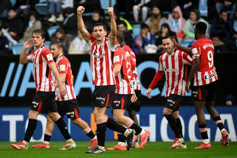 Le défenseur espagnol de l'Athletic Bilbao, Dani Vivian (C), célèbre le deuxième but de son équipe lors du match de la ligue espagnole entre le Celta de Vigo et l'Athletic Club Bilbao au stade Balaidos à Vigo, le 19 janvier 2025