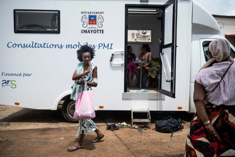 Une femme sort de sa consultation médicale dans le camion mobile de la PMI (Protection maternelle et infantile) dans le quartier de Cavani Sud, à l'est de Mayotte, le 2 janvier 2025