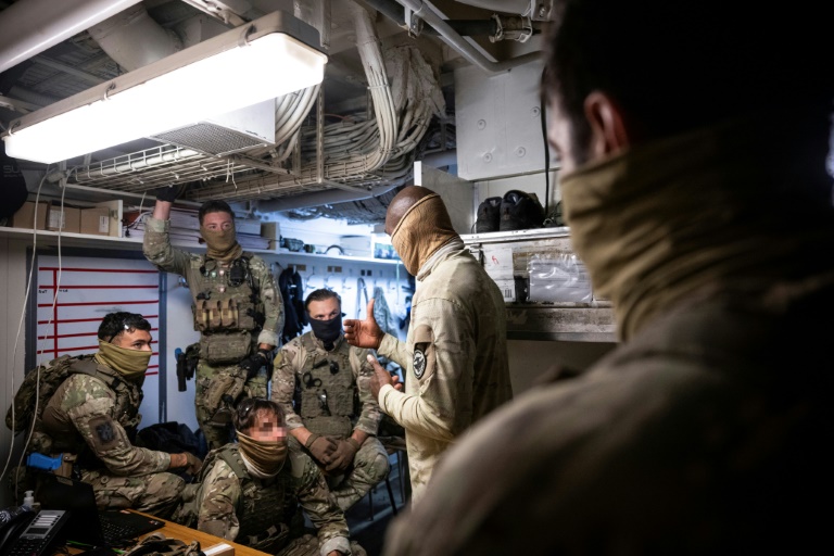 Des commandos lors d'un briefing dans le cadre d'un exercice d'assaut à bord de la frégate de la Marine nationale FS Ventose dans les eaux internationales des Caraïbes, le 17 novembre 2024