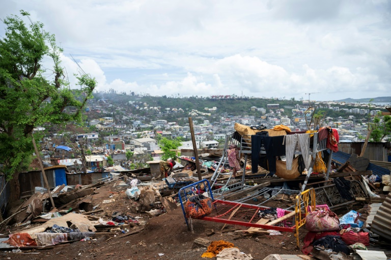 Une femme regarde les maisons détruites dans le bidonville de Cavani par le cyclone Chido, à Mayotte, le 2 janvier 2025