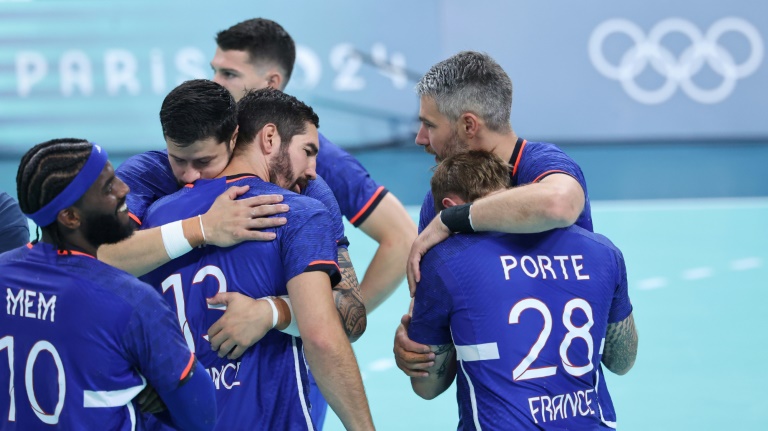 Nikola Karabatic entouré de certains de ses coéquipiers de l'équipe de France de handball après leur défaite contre l'Allemagne le 7 août 2024 dans le stade Pierre Mauroy de  Villeneuve-d'Ascq dans le nord de la France lors des JO de Paris