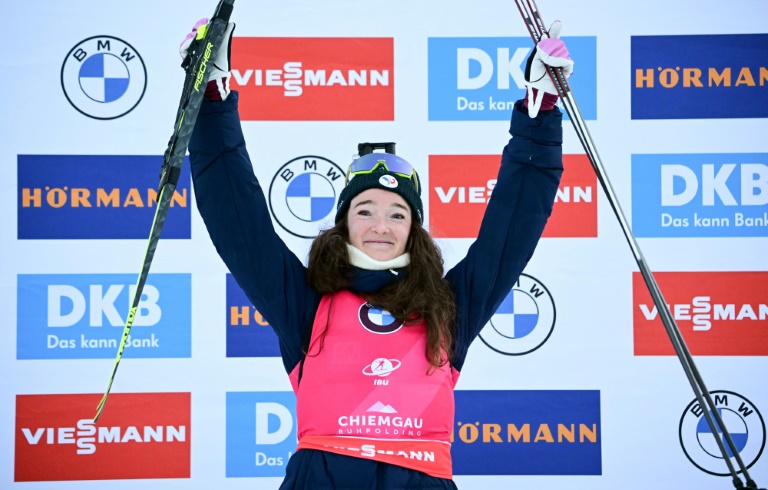 Lou Jeanmonnot sur le podium du 15 km individuel Ruhpolding (Allemagne), le 16 janvier 2025