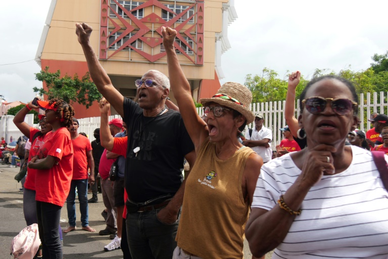 Des manifestants rassemblés lors du procès de l'activiste Rodrigue Petitot qui a dirigé le mouvement contre le coût de la vie élevé en Martinique, devant le tribunal judiciaire de Fort-de-France, le 21 janvier 2025