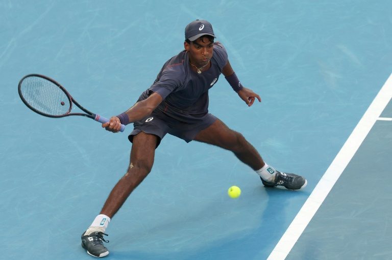 L'Américain Nishesh Basavareddy au premier tour de l'Open d'Australie face à Novak Djokovic, à Melbourne, le 13 janvier 2025