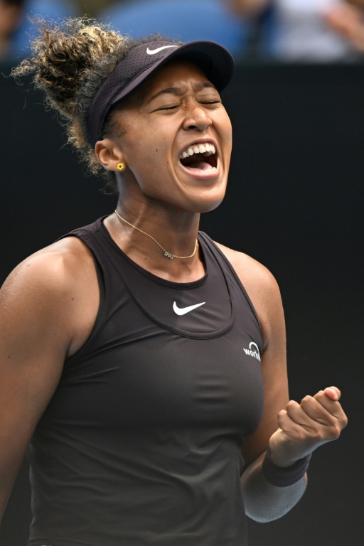 La Japonaise Naomi Osaka réagit après un point contre la Tchèque Karolina Muchova lors de leur match en simple dames lors de l'Open d'Australie de tennis à Melbourne, le 15 janvier 2025