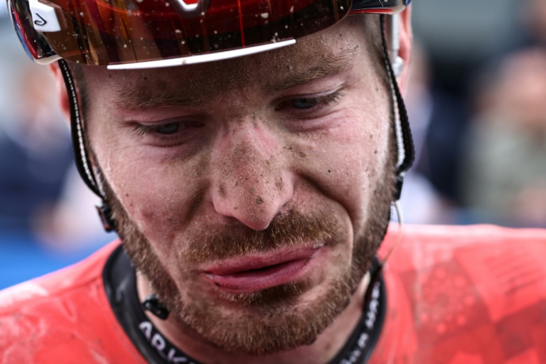 Florian Sénéchal à l'arrivée de Paris-Roubaix le 7 avril 2024