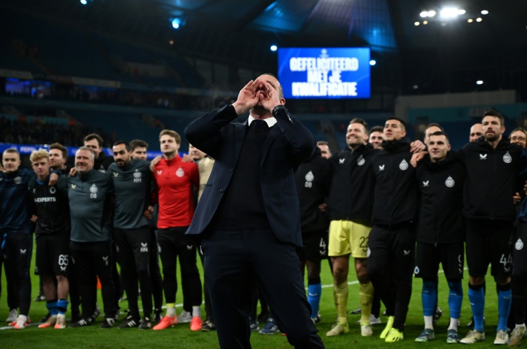 Les joueurs de Bruges et leur entraîneur Nicky Hayen fêtent leur qualification pour les 8e de la Ligue des champions avec leurs supporters, le 29 janvier 2025 à Manchester