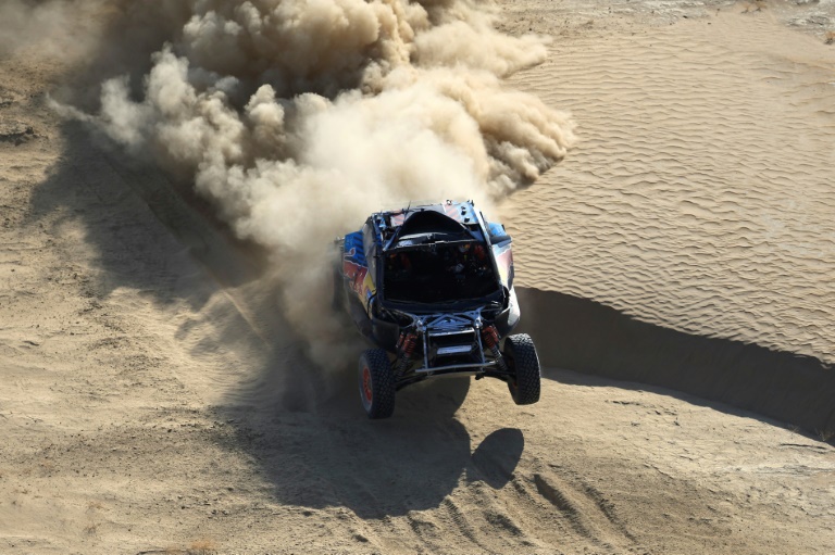 Carlos Sainz avant son abandon lors de la 2e étape du Dakar sur la route vers Bisha, le 6 janvier 2025