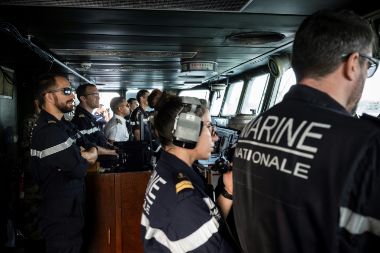 Le capitaine de fégate Frédéric Ollive (2e g) à la passerelle de la frégate Ventôse qui accoste à à Saint-Domingue, le 18 novembre 2024 en République dominicaine