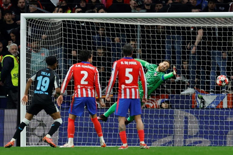 Le gardien de l'Atlético Jan Oblak encaisse le premier but de la partie, marqué par l'attaquant de Leverkusen Piero Hincapie (invisible sur la photo), mardi soir en Ligue des champions.