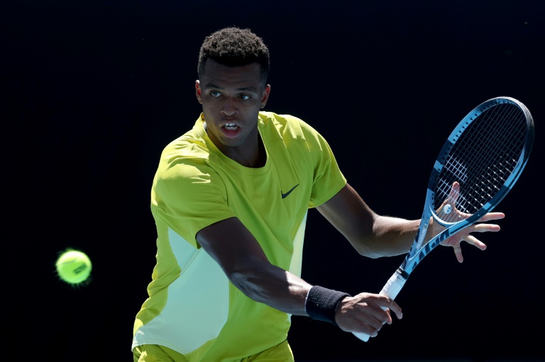 Giovanni Mpetshi Perricard lors de sa défaite contre Gaël Monfils au premier tour de l'Open d'Australie le 14 janvier 2025. La tête de série n°30 s'est incliné dans ce duel Franco-français.