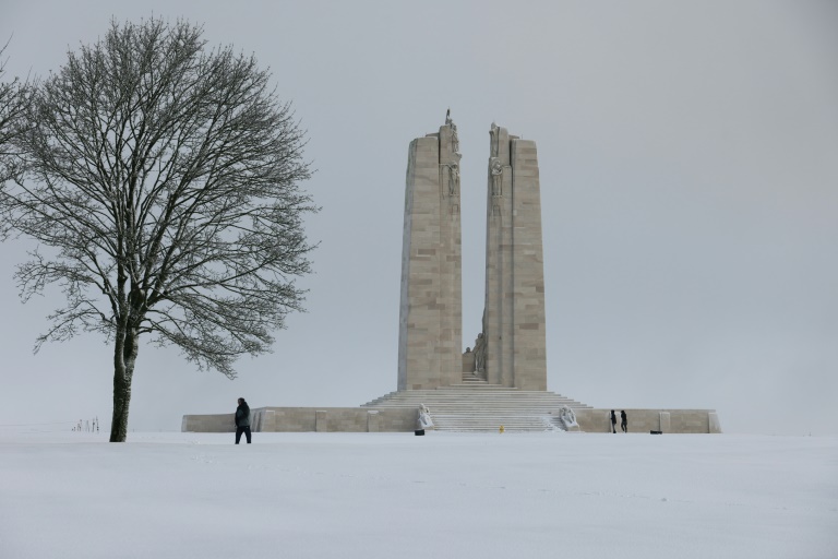 Le mémorial dédié aux soldats canadiens morts à Vimy lors de la première guerre mondiale, sous la neige le 9 janvier 2025