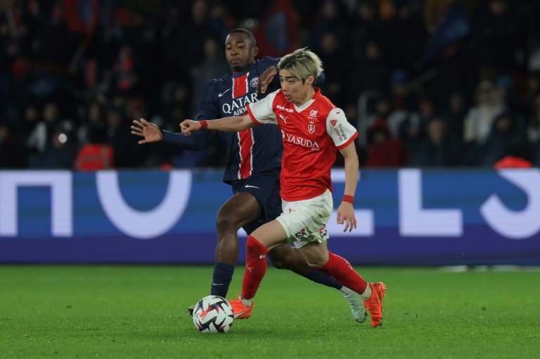 L'attaquant japonais de Reims Keito Nakamura (d) lors du match nul arraché devant le Paris Saint-Germain (1-1), le 25 janvier 2025 au Parc des Princes