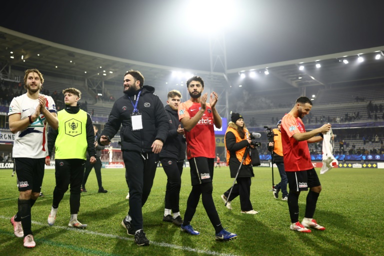 Les joueurs d'Espaly saluent leurs supporters à la fin du 16e de finale de Coupe de France perdu contre le Paris SG le 15 janvier 2025 dans le stade Marcel-Michelin de Clermont-Ferrand en France